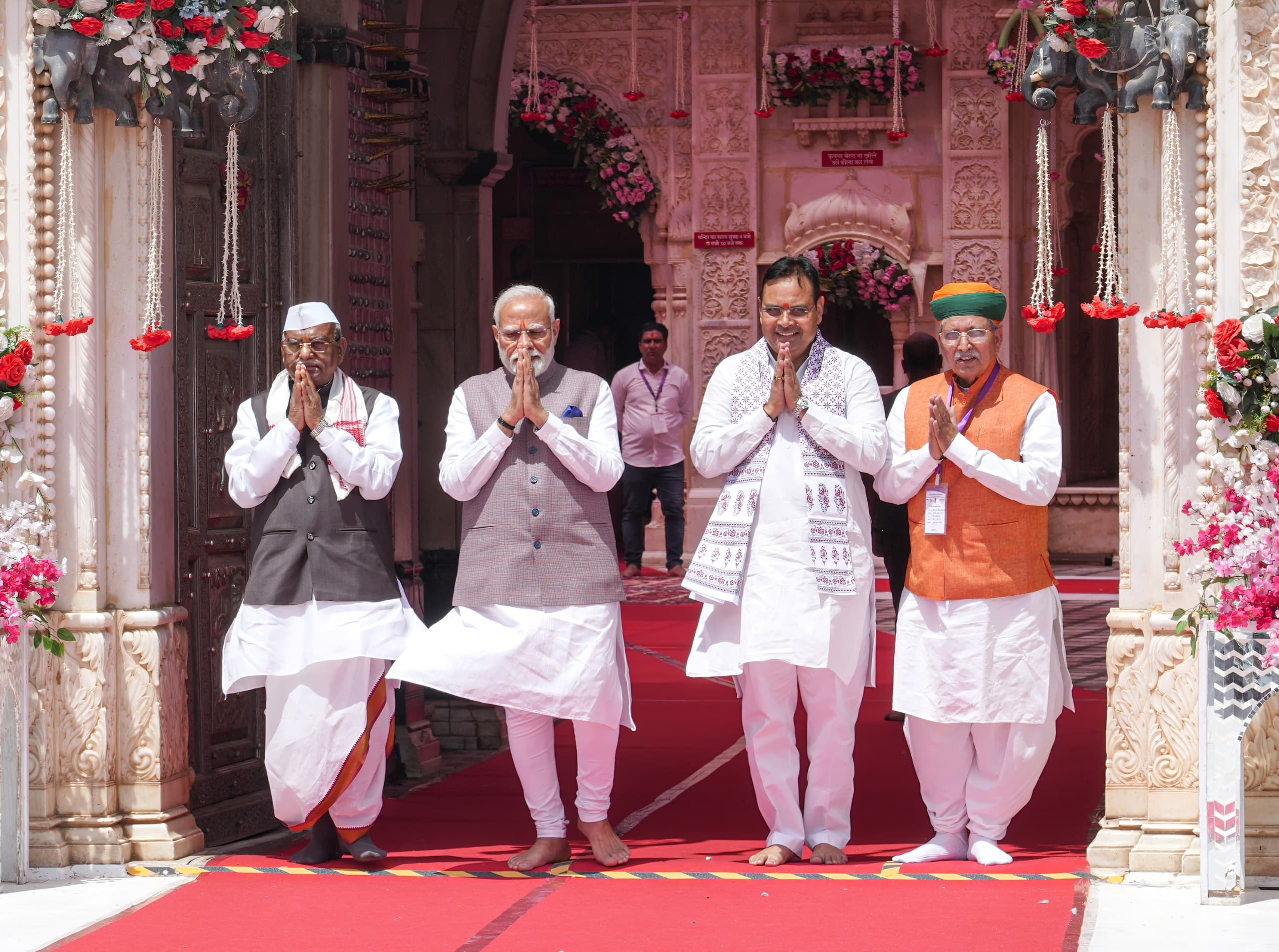 पीएम ने देशनोक में करणी माता मन्दिर में किए दर्शन, देश की खुशहाली एवं सुख-समृद्धि की कामना की 1 PM Modi, Karni mata temple, PM Modi Karni mata ji Temple, Karni Mata temple in Deshnok , PM Modi in Deshnok,