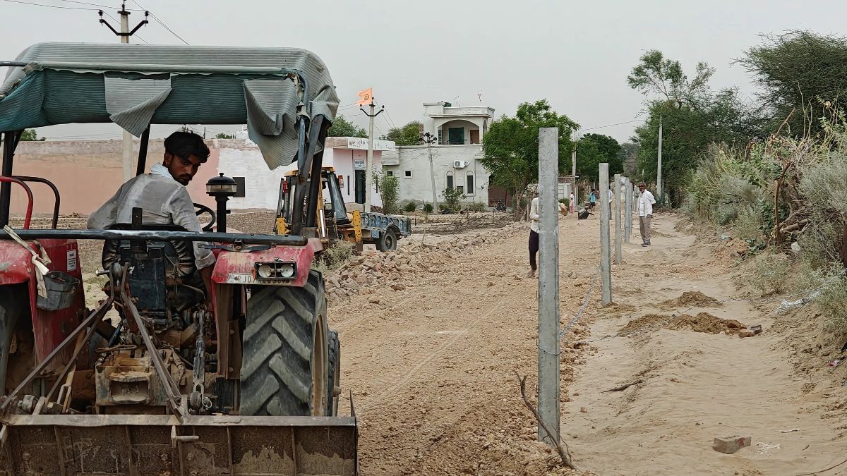 बीकानेर : खाजूवाला में 30 साल पुरानी सड़क पर डामरीकरण रुका, बीच सड़क में लगा दिए पोल 1 Khajuwala in Bikaner,PWD , Khajuwala Nagar Palika,