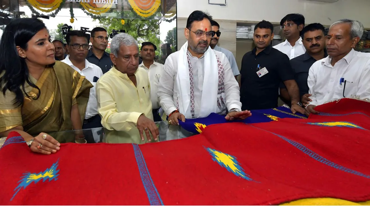 मुख्यमंत्री ने गांधी जयंती पर खरीदे खादी उत्पाद, स्वदेशी अपनाने का दिया संदेश 1 Chief Minister Bhajan Lal Sharma, CM Bhajan Lal Sharma, Khadi products, Gandhi Jayanti, adopting Swadeshi ,