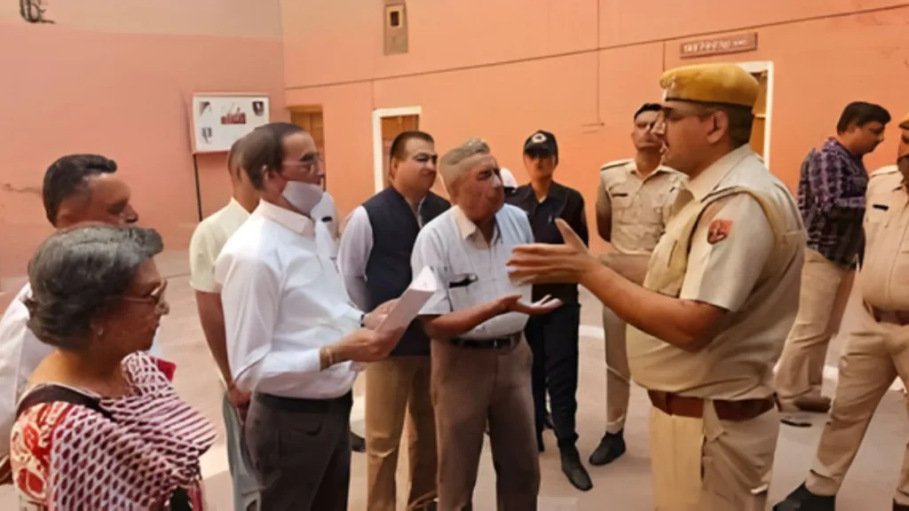 📰 बीकानेर में फिर गरमाया पूर्व राजघराने का ट्रस्ट विवाद - राज्यश्री कुमारी को जूनागढ़ मंदिर में प्रवेश से रोका गया, पुलिस भी पहुंची मौके पर 2 Copy of bk shivani 2