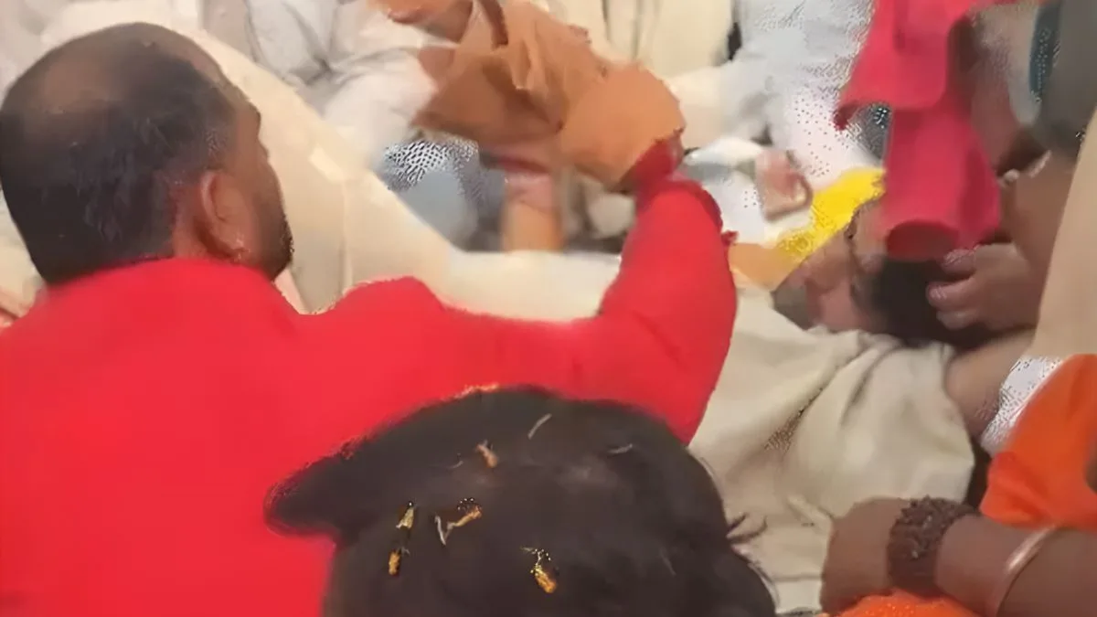 धीरेंद्र शास्त्री स्वास्थ्य, बागेश्वर धाम अपडेट, पदयात्रा में बेहोश, सनातन एकता पदयात्रा न्यूज़, धीरेंद्र कृष्ण शास्त्री लेटेस्ट अपडेट, यूपी हरियाणा बॉर्डर न्यूज, एएसपी अनुज चौधरी, Dheerendra Shastri health update, Bageshwar Dham Padyatra, सनातन यात्रा सुरक्षा,